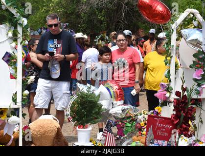 Uvalde, Stati Uniti. 30th maggio 2022. I lutto si riuniscono in un memoriale di fiori alla Robb Elementary School di Uvalde, Texas, lunedì 30 maggio 2022. Un giorno di riprese di massa prima lasciò 19 bambini e due adulti morti alla scuola elementare. Foto di Jon farina/UPI Credit: UPI/Alamy Live News Foto Stock