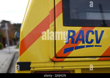 Primo piano del logo sul retro di un veicolo di assistenza stradale RACV, parcheggiato in una strada suburbana nella metropolitana di Melbourne Foto Stock