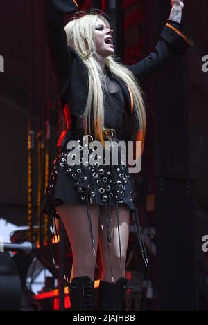 Il cantante, cantautore e attrice Avril Lavigne si esibisce sul palco durante un concerto dal vivo durante il Boston Calling Music Festival tenutosi ad Allston, Massachusetts, il 27 maggio 2022. Foto Stock