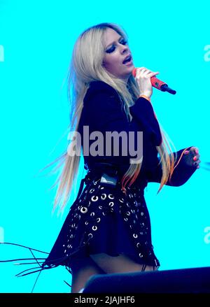 Il cantante, cantautore e attrice Avril Lavigne si esibisce sul palco durante un concerto dal vivo durante il Boston Calling Music Festival tenutosi ad Allston, Massachusetts, il 27 maggio 2022. Foto Stock