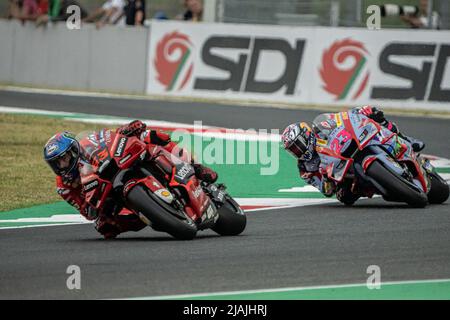 Varese, Italia. 28th maggio 2022. 63 Francesco Bagnaia Ducati Lenovo Team e 23 Enea Bastianini Gresini Racing MotoGP MotoGP si riscaldano domenica, MotoGP d'Italia - al circuito del Mugello il 29 maggio 2022 a Scarperia, Italia. (Foto di Fabio Averna/Pacific Press/Sipa USA) Credit: Sipa USA/Alamy Live News Foto Stock