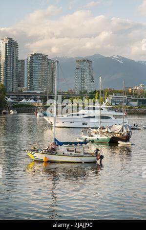 Vivi a bordo di barche a vela ormeggiate a VancouverÕs False Creek. Foto Stock