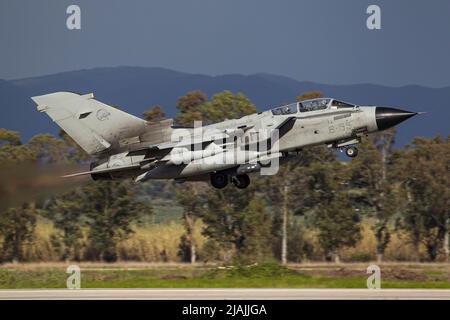 Un aereo militare italiano Tornado combinatore-bombardiere decollo per un volo di allenamento. Foto Stock