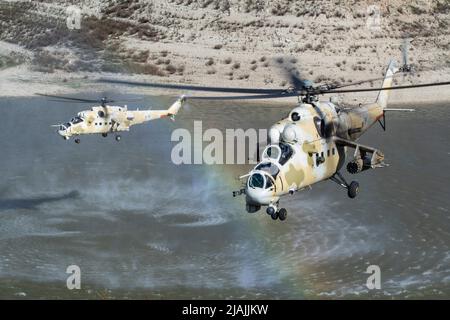 Un paio di Guardia Nazionale Cipro Air Wing mi-35 Hind attacco elicotteri in volo su Cipro. Foto Stock