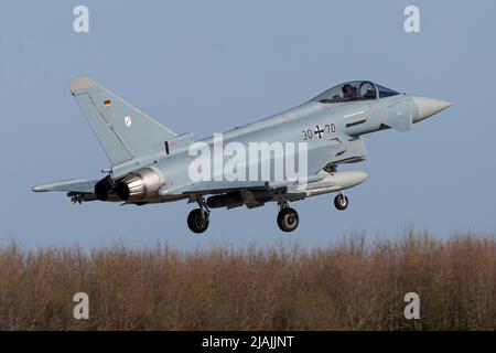 Un'aeronautica tedesca Eurofighter EF2000 Typhoon si prepara ad atterrare. Foto Stock