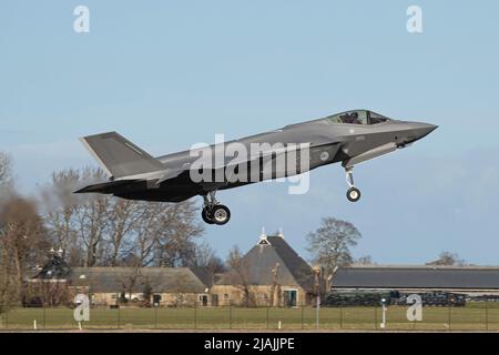 Un aereo militare reale olandese F-35 Lightning II che atterra a Leeuwarden, Olanda. Foto Stock