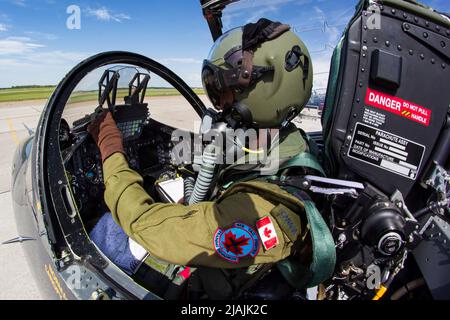 Un pilota dell'aeronautica canadese reale prepara il suo Hawk CT-155 per un volo di addestramento. Foto Stock