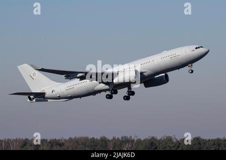 Una petroliera MRTT A330-243 decilla dalla sua base Eindhoven, Paesi Bassi. Foto Stock