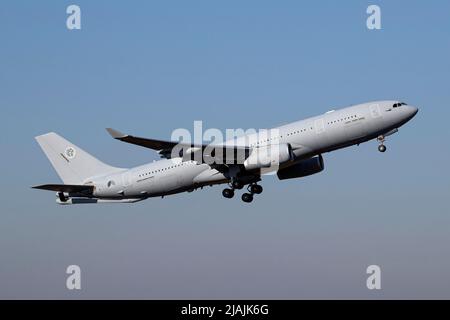 Una petroliera MRTT A330-243 decilla dalla sua base Eindhoven, Paesi Bassi. Foto Stock