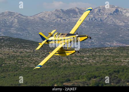 Un aereo dell'aeronautica croata AT-802 antincendio in volo, Zara, Croazia. Foto Stock