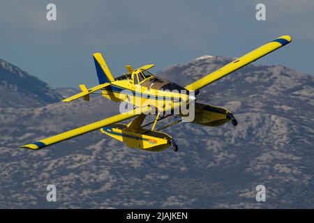 Un aereo dell'aeronautica croata AT-802 antincendio in volo, Zara, Croazia. Foto Stock