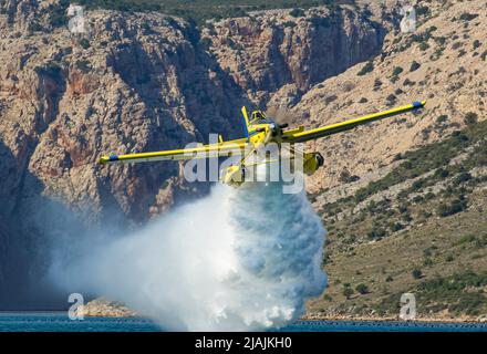 Una forza aerea croata AT-802 antincendio aereo che gocciolano acqua durante un volo di addestramento, Croazia. Foto Stock