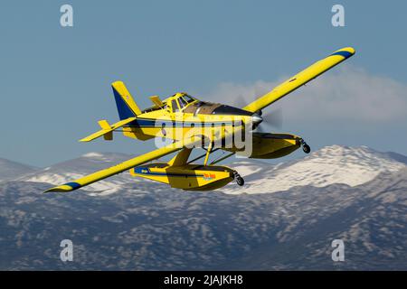 Un aereo dell'aeronautica croata AT-802 antincendio in volo, Zara, Croazia. Foto Stock