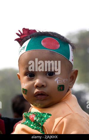 Ritratto di un bambino al Bijoy Dibosh (giorno della Vittoria) 2007 rally al Kendrio Shahid Minar (Monumento per i Martiri del movimento linguistico) a Dhaka, Bangladesh. Il 16 dicembre 1971 il Bangladesh ottenne l'indipendenza dal governo del Pakistan occidentale dopo una battaglia di nove mesi. Bangladesh. Dicembre 16, 2007. Foto Stock