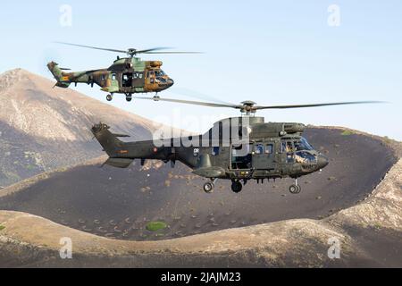 Un paio di Super Pumas dell'esercito spagnolo AS332 in volo sull'isola di Lanzarote. Foto Stock