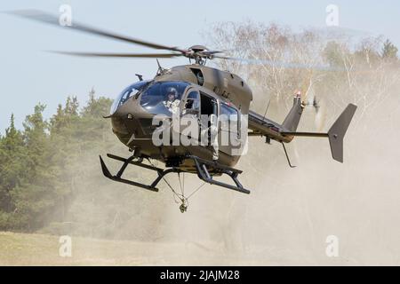 Un elicottero dell'Esercito degli Stati Uniti UH-72 Lakota che atterra nell'area di addestramento di Hohenfels in Germania. Foto Stock