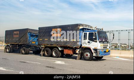 BANGKOK, THAILANDIA, Apr 06 2022, Un camion guida in autostrada Foto Stock