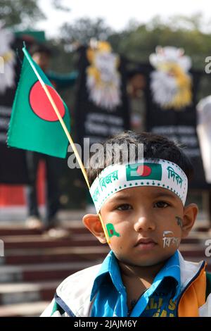 Ritratto di un ragazzo al Bijoy Dibosh (giorno della Vittoria) 2007 raduno a Kendrio Shahid Minar (Monumento ai Martiri del movimento linguistico) a Dhaka, Bangladesh. Il 16 dicembre 1971 il Bangladesh ottenne l'indipendenza dal governo del Pakistan occidentale dopo una battaglia di nove mesi. Bangladesh. Dicembre 16, 2007. Foto Stock