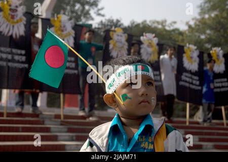 Ritratto di un ragazzo al Bijoy Dibosh (giorno della Vittoria) 2007 raduno a Kendrio Shahid Minar (Monumento ai Martiri del movimento linguistico) a Dhaka, Bangladesh. Il 16 dicembre 1971 il Bangladesh ottenne l'indipendenza dal governo del Pakistan occidentale dopo una battaglia di nove mesi. Bangladesh. Dicembre 16, 2007. Foto Stock