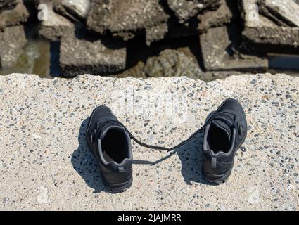 Le scarpe abbandonate al bordo della fine di una via demolita, vista dall'alto Foto Stock