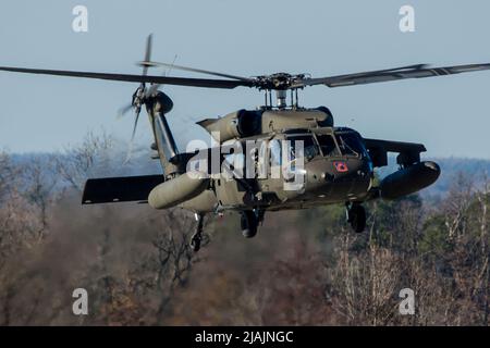 US Army UH-60m Blackhawk trasporto elicottero del 12st combattimento Aviazione Brigade. Foto Stock