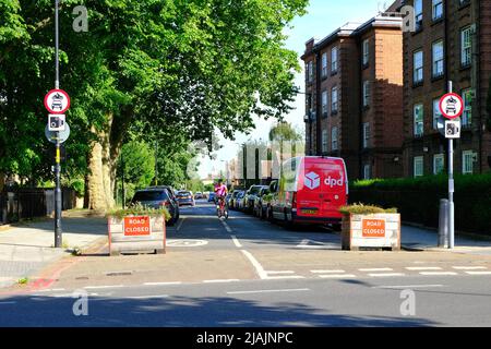 Londra, Regno Unito. Un ciclista passa lungo una strada con restrizioni di quartiere a basso traffico (LTN) in Elephant and Castle, Lambeth. Foto Stock