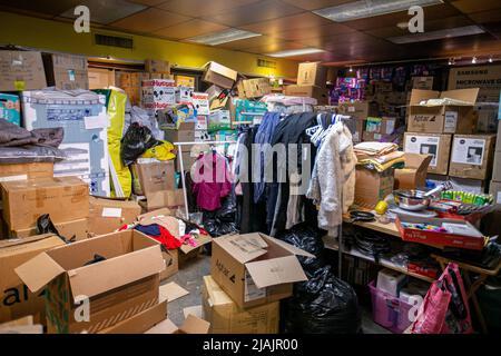 Le donazioni si accumulano nel seminterrato del Centro per i rifugiati ucraino. Mentre la guerra in Ucraina infuria, le donazioni per i rifugiati arrivano a centinaia. L'Hotel Terrasse Royale è stato offerto dal suo proprietario, Igor Ezril, per diventare la sede del Centro per i rifugiati ucraino di accoglienza, un'organizzazione fondata il 13th aprile per fornire aiuti umanitari ai rifugiati ucraini. Dall'inizio della guerra, il Centro per i rifugiati ucraino di accoglienza e i loro volontari hanno aiutato oltre 200 rifugiati a stabilirsi a Montreal. Foto Stock