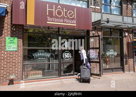 10 maggio 2022, Montreal, Quebec, Canada: L'ingresso dell'Hotel Terrasse Royale, dove si trova il Centro rifugiati della Reception Ucraina. Mentre la guerra in Ucraina infuria, le donazioni per i rifugiati arrivano a centinaia. L'Hotel Terrasse Royale è stato offerto dal suo proprietario, Igor Ezril, per diventare la sede del Centro per i rifugiati ucraino di accoglienza, un'organizzazione fondata il 13th aprile per fornire aiuti umanitari ai rifugiati ucraini. Dall'inizio della guerra, il Centro per i rifugiati ucraino di accoglienza e i loro volontari hanno aiutato oltre 200 rifugiati a stabilirsi a Montreal. (Credito IMA Foto Stock