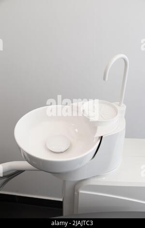 lavello dettagli con rubinetti, bianco pulito dentista strumento, oggetto in studio Foto Stock