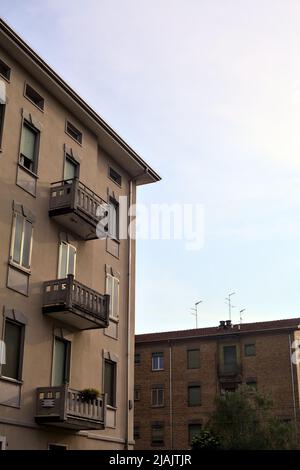 Facciata di un condominio in una zona residenziale in una giornata nuvolosa Foto Stock