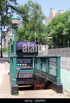 Ingresso della metropolitana del Ponte di Brooklyn-Stazione del Municipio, a Lower Manhattan, New York, NY, USA Foto Stock