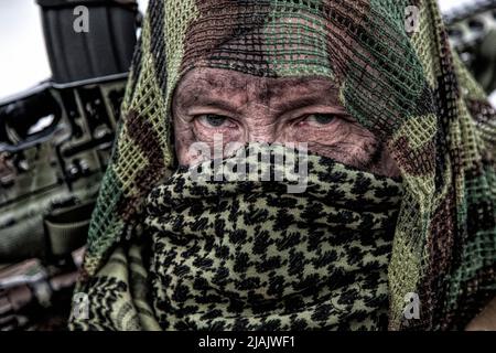 Primo piano del cecchino dell'esercito con volto nascosto dietro lo shemagh. Foto Stock