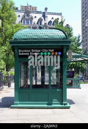 Ingresso della metropolitana del Ponte di Brooklyn-Stazione del Municipio, ascensore con chiosco d'epoca, a Lower Manhattan, New York, NY, USA Foto Stock