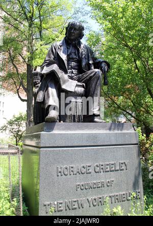 Statua di Horace Greeley, nel Greeley Square Park di Manhattan, sui terreni del Municipio di New York, New York, NY, USA Foto Stock