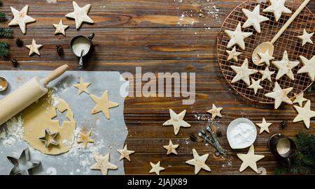 Biscotti allo zucchero di mandorla con glassa cosparsi di noce moscata e cannella. Tavolo da dessert per le feste con prodotti da forno e verdure invernali per Natale Foto Stock