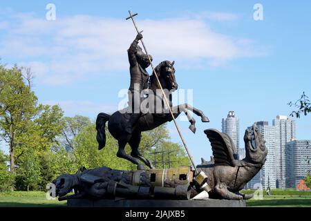 "Good Defeats Evil", scultura di Zurab Tsereteli, commemora la firma del Trattato INF del 1987, il Giardino dei regali delle Nazioni Unite, New York, NY, USA Foto Stock