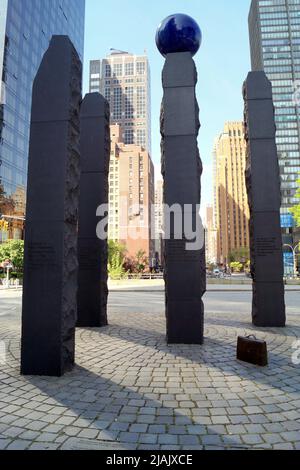 Raoul Wallenberg Monument, presso la United Nations Plaza, di Gustav Kraitz in collaborazione con Ulla Kraitz, dedicata nel 1998, New York, NY, USA Foto Stock