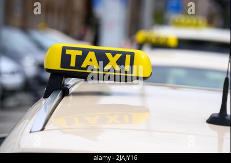 Amburgo, Germania. 29th maggio 2022. Diversi taxi sono in attesa per i passeggeri in un'area d'attesa. Chiunque viaggi in taxi ad Amburgo dovrà scavare più a fondo nelle proprie tasche da metà settimana. La nuova tariffa della cabina renderà i viaggi notevolmente più costosi. Credit: Jonas Walzberg/dpa/Alamy Live News Foto Stock