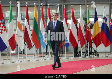 Bruxelles, Belgio. 30th maggio 2022. Il primo ministro greco Kyriakos Mitsotakis partecipa ad una riunione speaciale del Consiglio europeo presso la sede centrale dell'Unione europea a Bruxelles, Belgio, 30 maggio 2022. Credit: Zheng Huansong/Xinhua/Alamy Live News Foto Stock