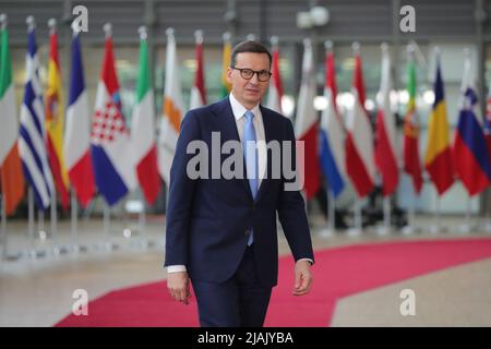 Bruxelles, Belgio. 30th maggio 2022. Il primo ministro polacco Mateusz Morawiecki partecipa a una riunione spaciale del Consiglio europeo presso la sede dell'Unione europea a Bruxelles, Belgio, 30 maggio 2022. Credit: Zheng Huansong/Xinhua/Alamy Live News Foto Stock