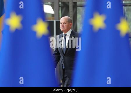 Bruxelles, Belgio. 30th maggio 2022. Il cancelliere tedesco OLAF Scholz partecipa ad una riunione spaciale del Consiglio europeo presso la sede dell'Unione europea a Bruxelles (Belgio), 30 maggio 2022. Credit: Zheng Huansong/Xinhua/Alamy Live News Foto Stock