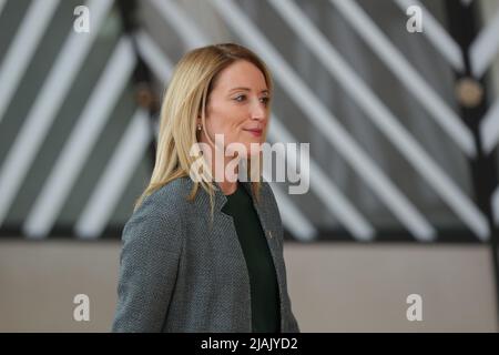 Bruxelles, Belgio. 30th maggio 2022. Il Presidente del Parlamento europeo Roberta Metsola partecipa ad una riunione del Consiglio europeo presso la sede dell'Unione europea a Bruxelles, Belgio, 30 maggio 2022. Credit: Zheng Huansong/Xinhua/Alamy Live News Foto Stock