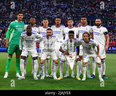 28th maggio 2022; stadio Stade de France, Saint-Denis, Parigi, Francia. Finale di calcio della Champions League tra il Liverpool FC e il Real Madrid; Daniel Carvajal del Real Madrid si pone con il trofeo della Champions League Foto Stock