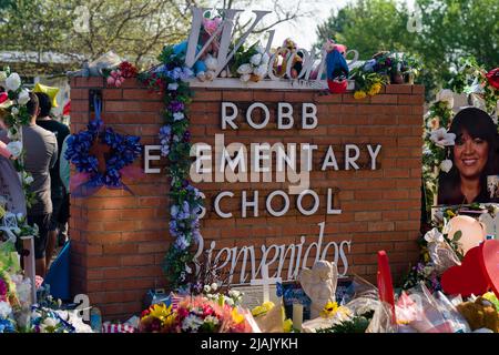 30 maggio 2022: Il cartello di benvenuto di fronte alla Robb Elementary School di Uvalde, Texas, è decorato in memoria dei 19 bambini e due insegnanti uccisi lì in un massacro di tiro a scuola. (Credit Image: © Jintak Han/ZUMA Press Wire) Foto Stock