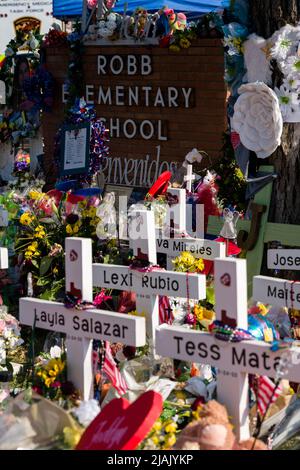 30 maggio 2022: Il cartello di benvenuto di fronte alla Robb Elementary School di Uvalde, Texas, è decorato in memoria dei 19 bambini e due insegnanti uccisi lì in un massacro di tiro a scuola. (Credit Image: © Jintak Han/ZUMA Press Wire) Foto Stock