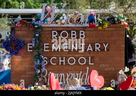 30 maggio 2022: Il cartello di benvenuto di fronte alla Robb Elementary School di Uvalde, Texas, è decorato in memoria dei 19 bambini e due insegnanti uccisi lì in un massacro di tiro a scuola. (Credit Image: © Jintak Han/ZUMA Press Wire) Foto Stock
