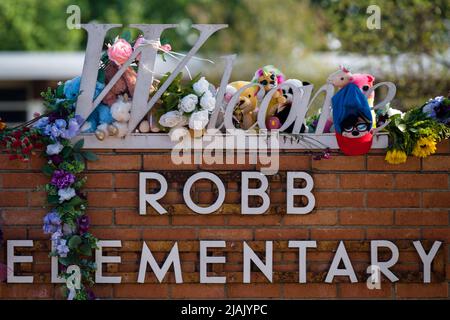 30 maggio 2022: Il cartello di benvenuto di fronte alla Robb Elementary School di Uvalde, Texas, è decorato in memoria dei 19 bambini e due insegnanti uccisi lì in un massacro di tiro a scuola. (Credit Image: © Jintak Han/ZUMA Press Wire) Foto Stock