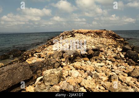 Un molo abbandonato di fronte all'Oceano Indiano, fotografato durante la stagione secca a Rua, Isola di Sumba, Nusa Tenggara Est, Indonesia. Foto Stock