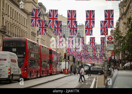 Londra, Regno Unito. 30th maggio 2022. La foto scattata il 30 maggio 2022 mostra bandiere che sorvolano Regent Street in preparazione alle celebrazioni del Platinum Jubilee per la Regina Elisabetta II britannica a Londra, in Gran Bretagna. Credit: Tim Ireland/Xinhua/Alamy Live News Foto Stock