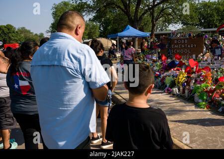 Uvalde, Texas, Stati Uniti. 30th maggio 2022. La gente viene al segno di benvenuto davanti alla scuola elementare di Robb a Uvalde, Texas, lunedì 30 maggio 2022, Per rendere omaggio a 19 bambini e due insegnanti uccisi in un massacro di tiro scolastico lì martedì 24 maggio 2022. (Credit Image: © Jintak Han/ZUMA Press Wire) Foto Stock